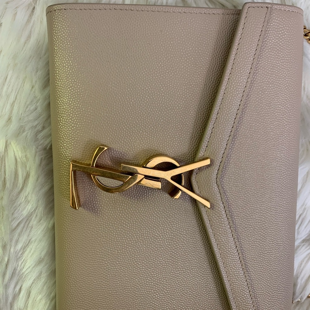 Saint Laurent CASSANDRA MEDIUM CHAIN BAG IN GRAIN DE POUDRE EMBOSSED LEATHER - Picture 4 of 13